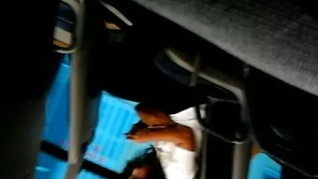 角質のセクシーなプールSlutは彼女の足で良い仕事をしていません。 女性 無料 アダルト