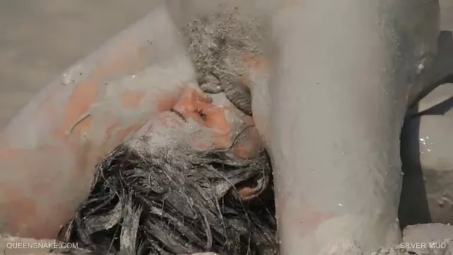 愛らしい初めて彼女のポルノデビューで犯されます。 女性 無料 アダルト