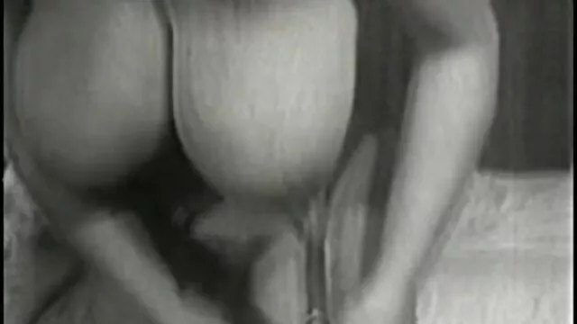 芝生の上で遊ぶかわいい男 女 用 アダルト 動画