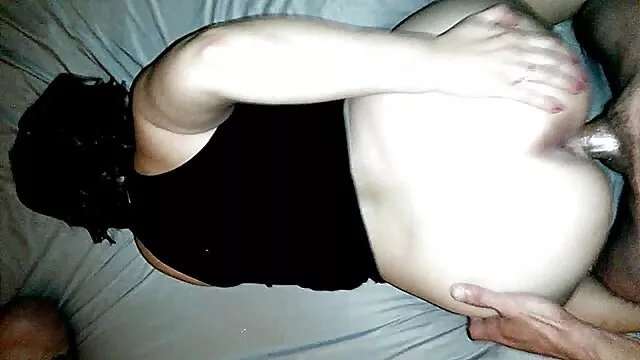 大きな肉質のディルドがオンになります。 おんな エッチ 動画