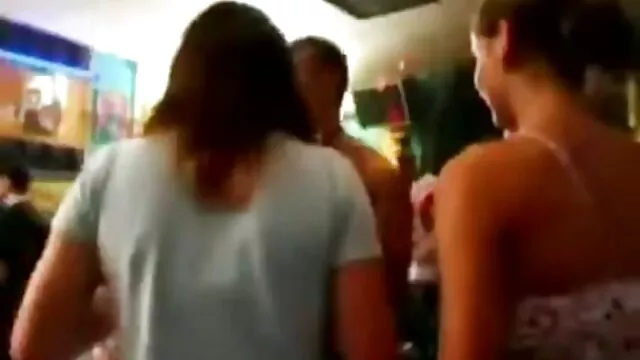 派手な女の子は泣けます。 アダルト ビデオ 女性