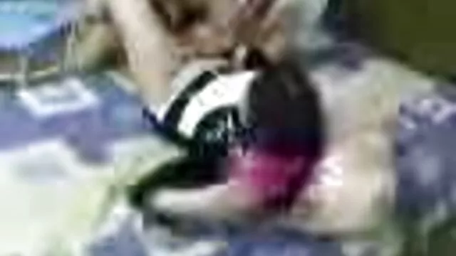 ストッキングの金髪の熟女は彼女の喉をスリットします。 女 用 エロ 動画